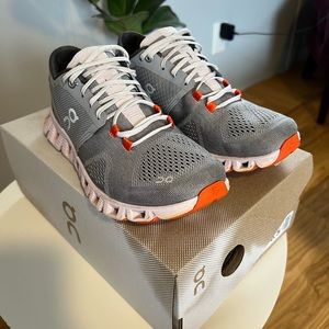 On cloud X women 6.5 Alloy/ Lily